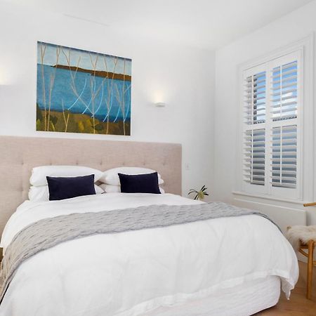 Sullivans Cove Apartments Хоубарт Екстериор снимка Plantation shutters in a bedroom
