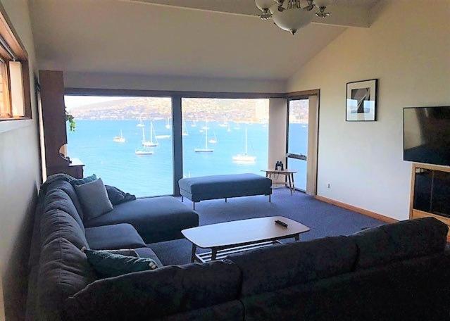 Sullivans Cove Apartments Хоубарт Екстериор снимка The living room at the top of the tower
