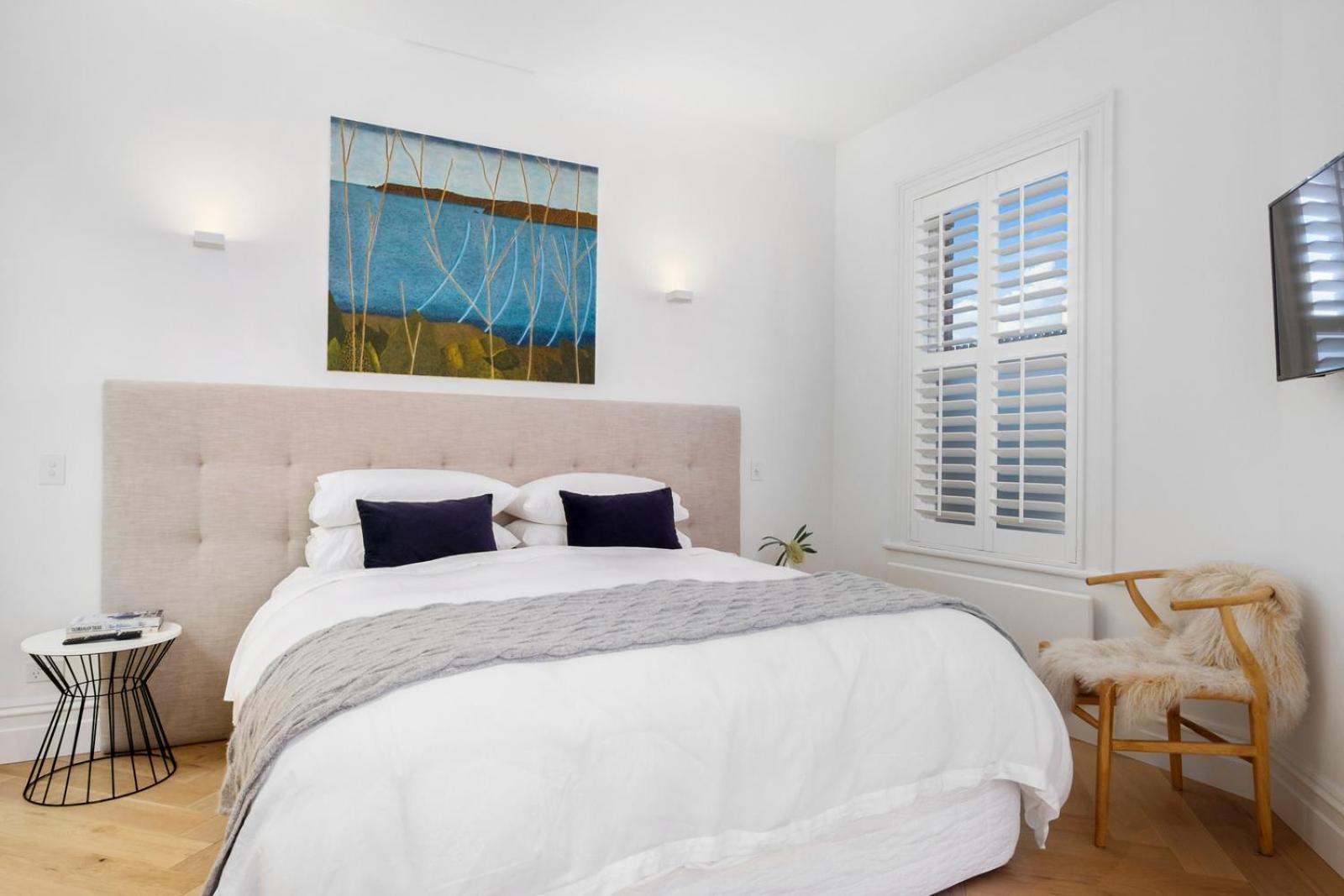 Sullivans Cove Apartments Хоубарт Екстериор снимка Plantation shutters in a bedroom