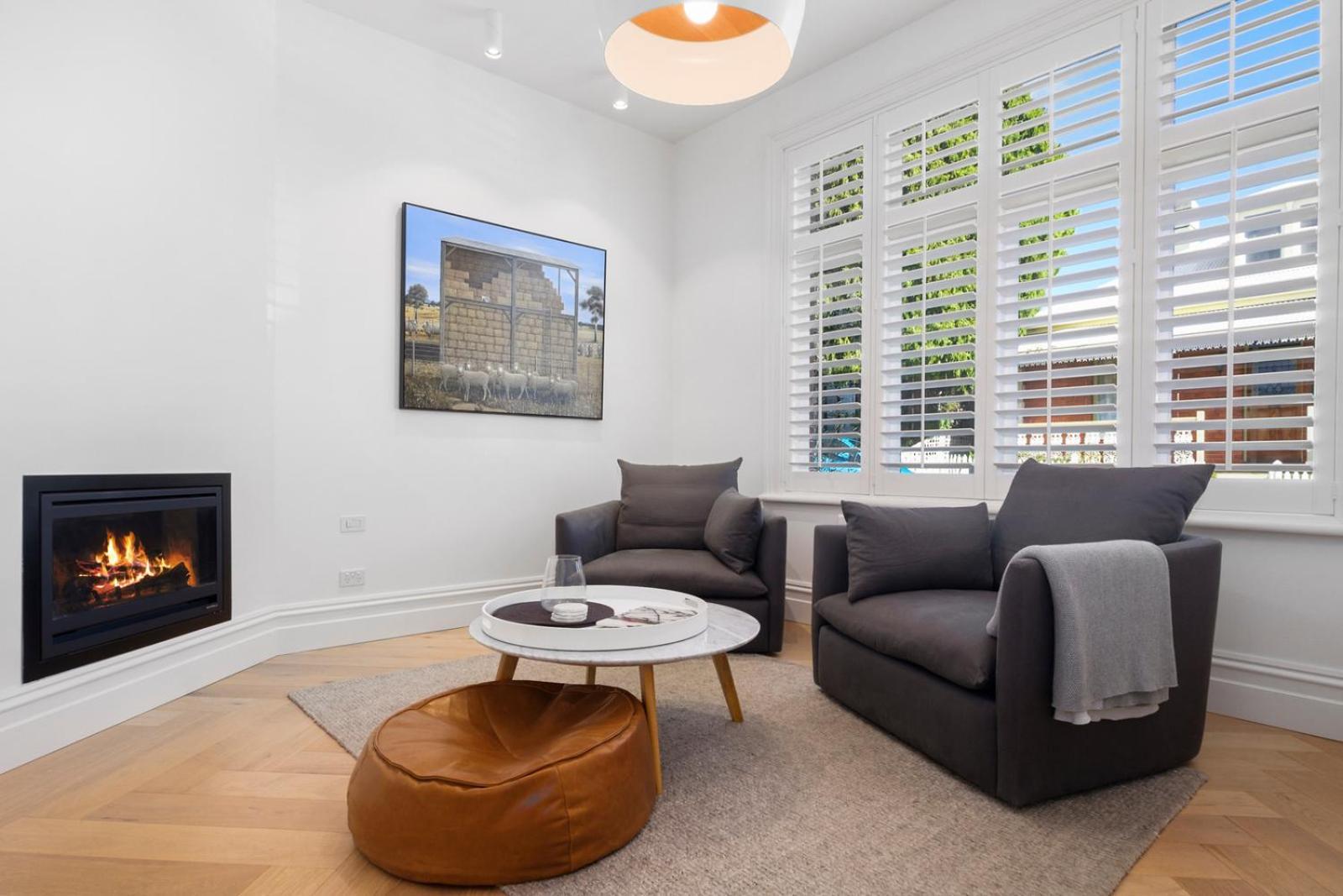 Sullivans Cove Apartments Хоубарт Екстериор снимка A living room with a fireplace