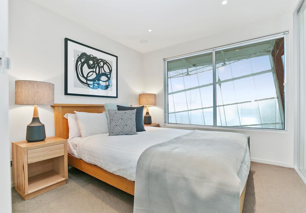 Sullivans Cove Apartments Хоубарт Екстериор снимка A bedroom in a typical apartment