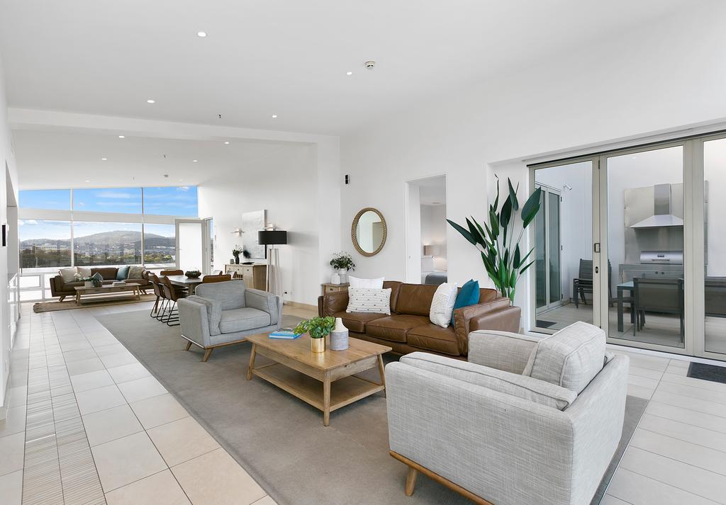 Sullivans Cove Apartments Хоубарт Екстериор снимка A staged living room