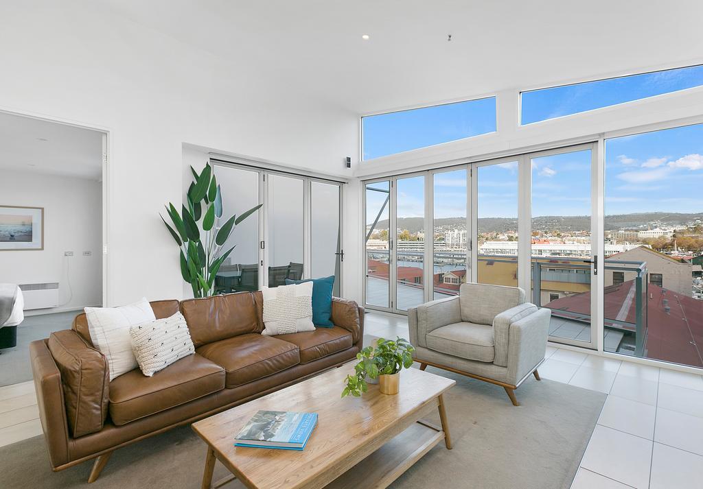 Sullivans Cove Apartments Хоубарт Екстериор снимка A staged living room
