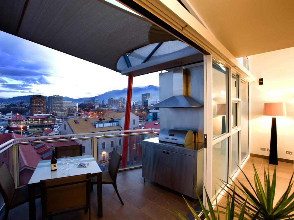 Sullivans Cove Apartments Хоубарт Екстериор снимка A balcony with a retractable awning
