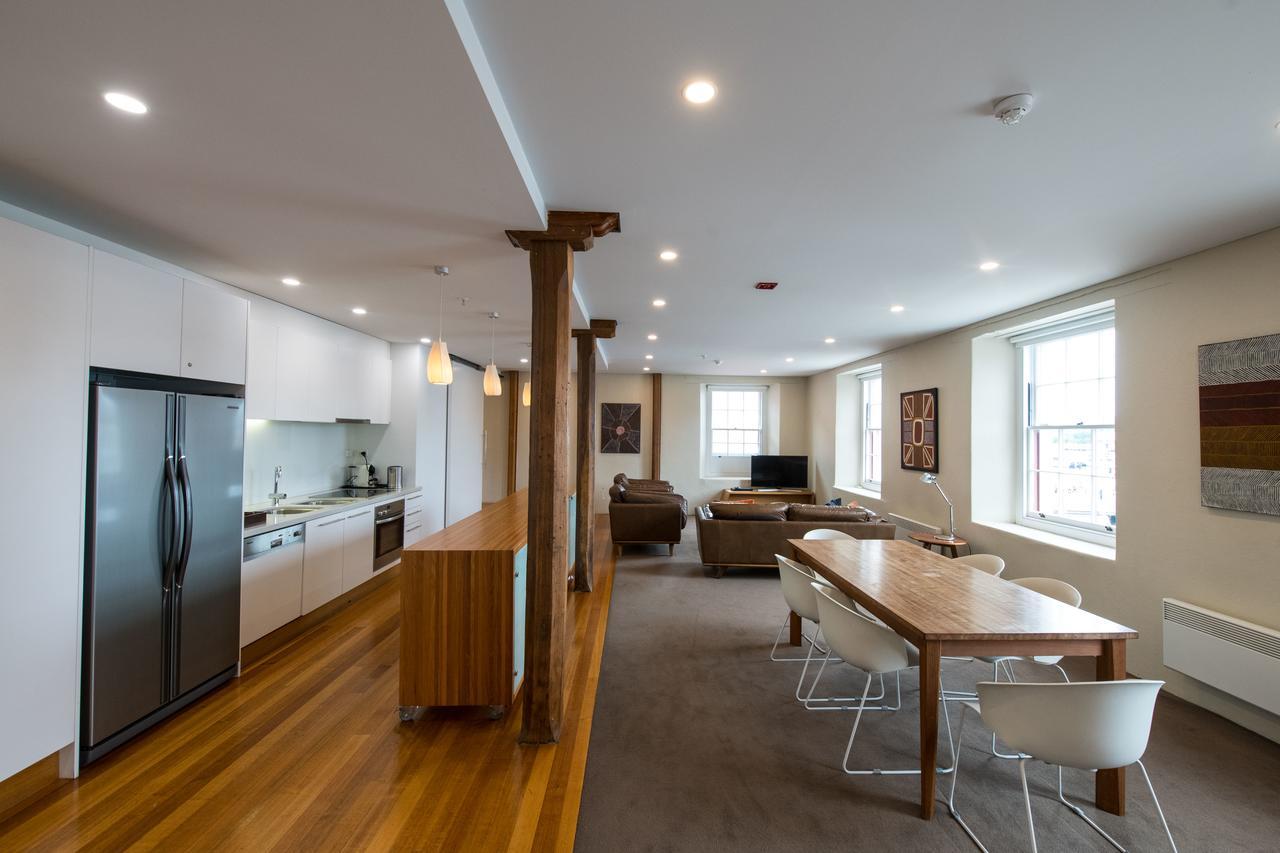 Sullivans Cove Apartments Хоубарт Екстериор снимка The kitchen and living area of a typical apartment
