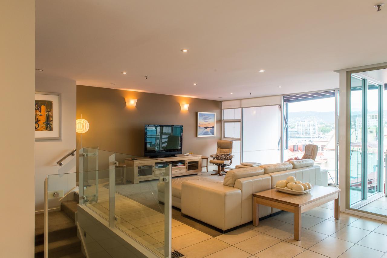 Sullivans Cove Apartments Хоубарт Екстериор снимка A living room in a modern house