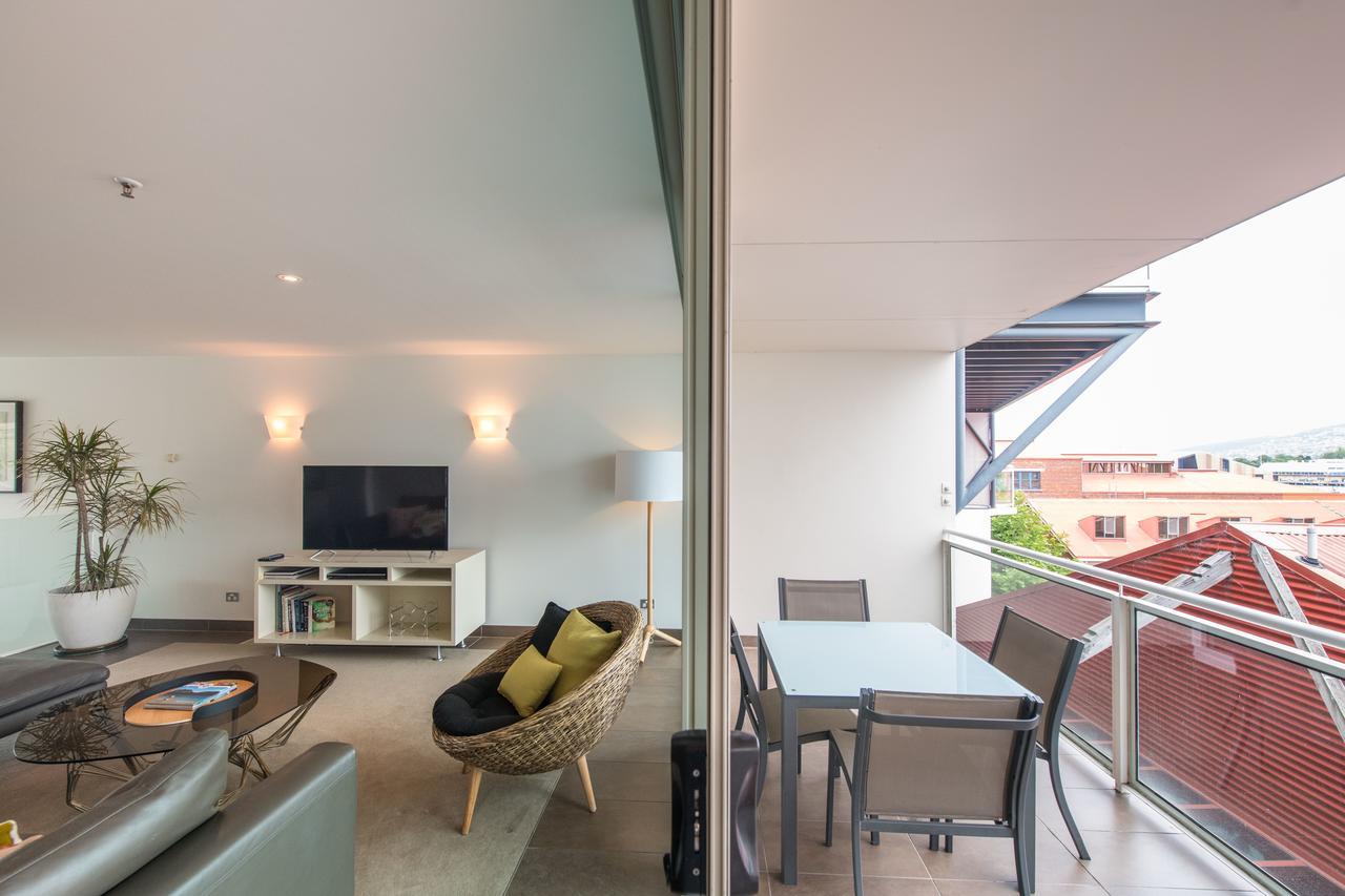 Sullivans Cove Apartments Хоубарт Екстериор снимка A balcony in a modern apartment