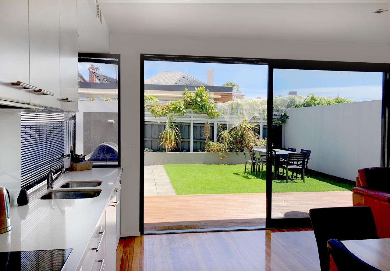 Sullivans Cove Apartments Хоубарт Екстериор снимка A sliding door
