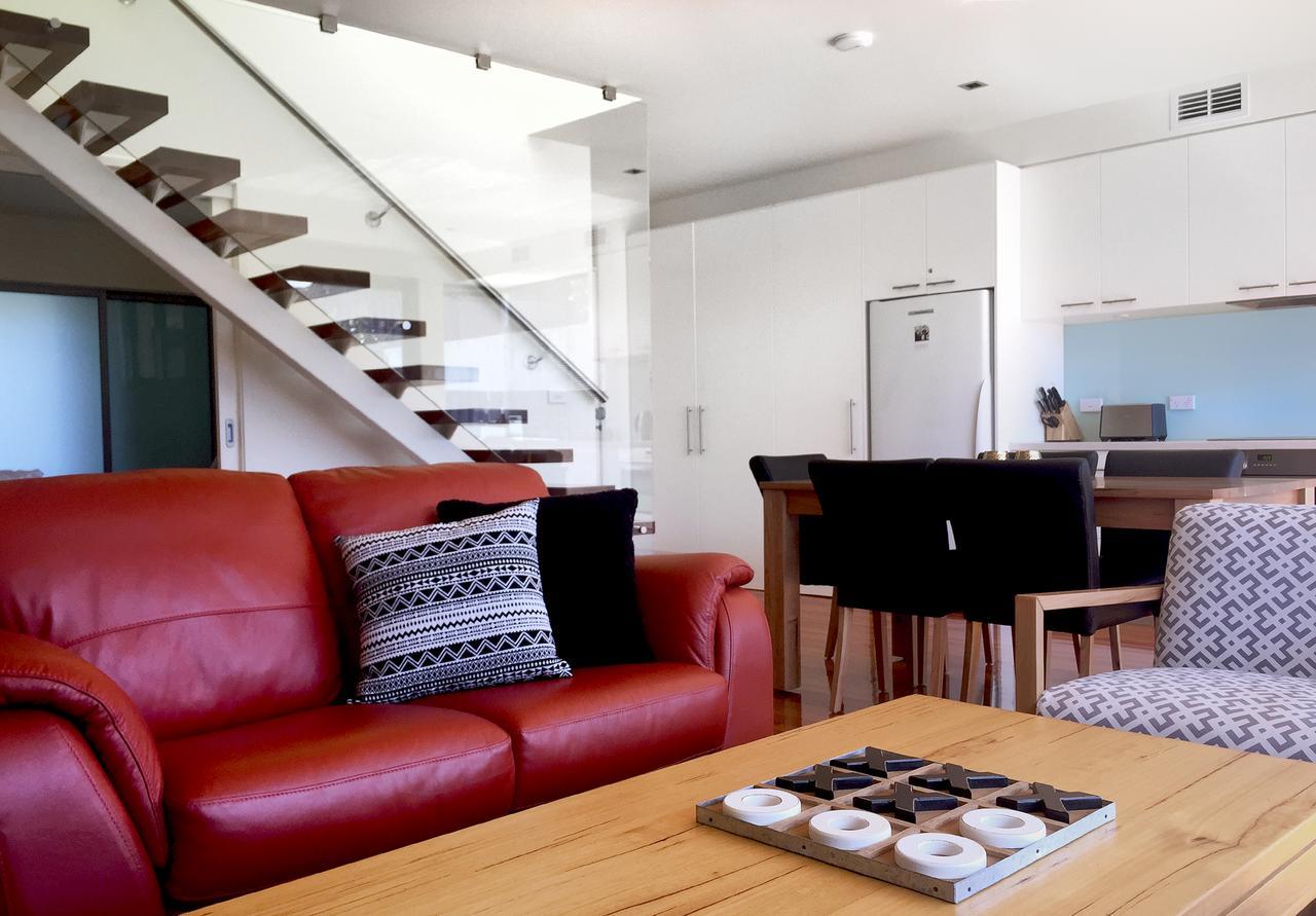 Sullivans Cove Apartments Хоубарт Екстериор снимка A living room in a house