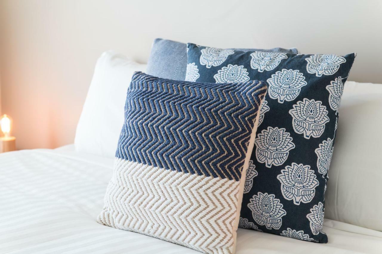 Sullivans Cove Apartments Хоубарт Екстериор снимка Throw pillows